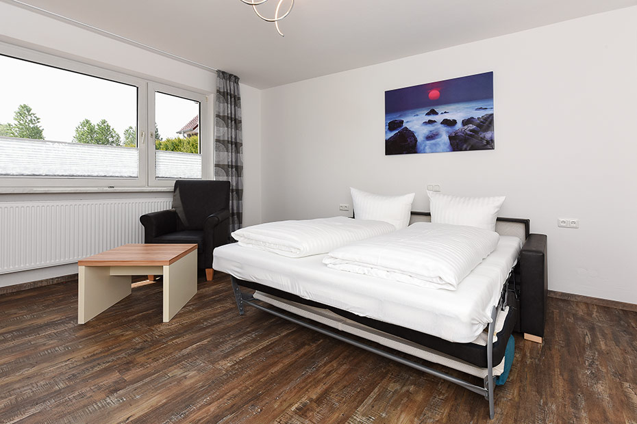 Ferienwohnung „Möwe 5“ - Wohnzimmer mit Schlafcouch (Schlafzimmer mit Doppelbett folgt weiter unten!)