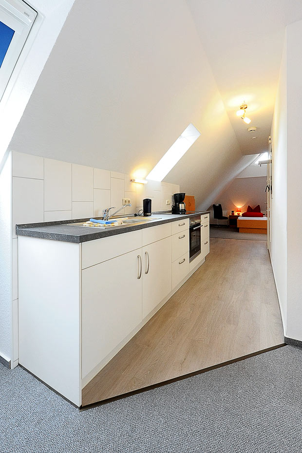 Apartment „Studio Deichblick“ - Wohn- und Schlafraum mit integriertem Küchenbereich