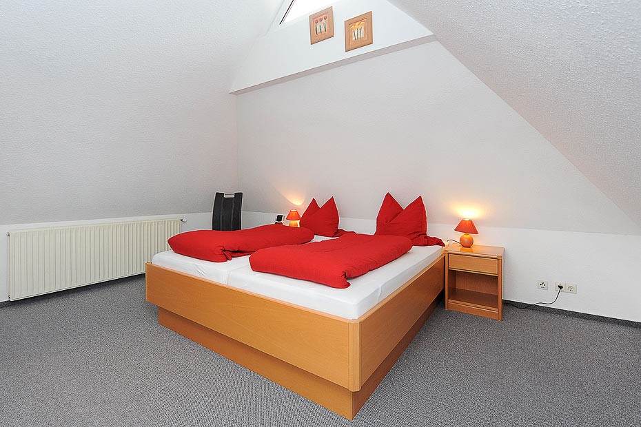 Apartment „Studio Deichblick“ - Wohn- und Schlafraum mit integriertem Küchenbereich