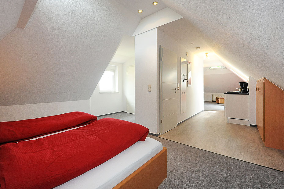 Apartment „Studio Deichblick“ - Wohn- und Schlafraum mit integriertem Küchenbereich