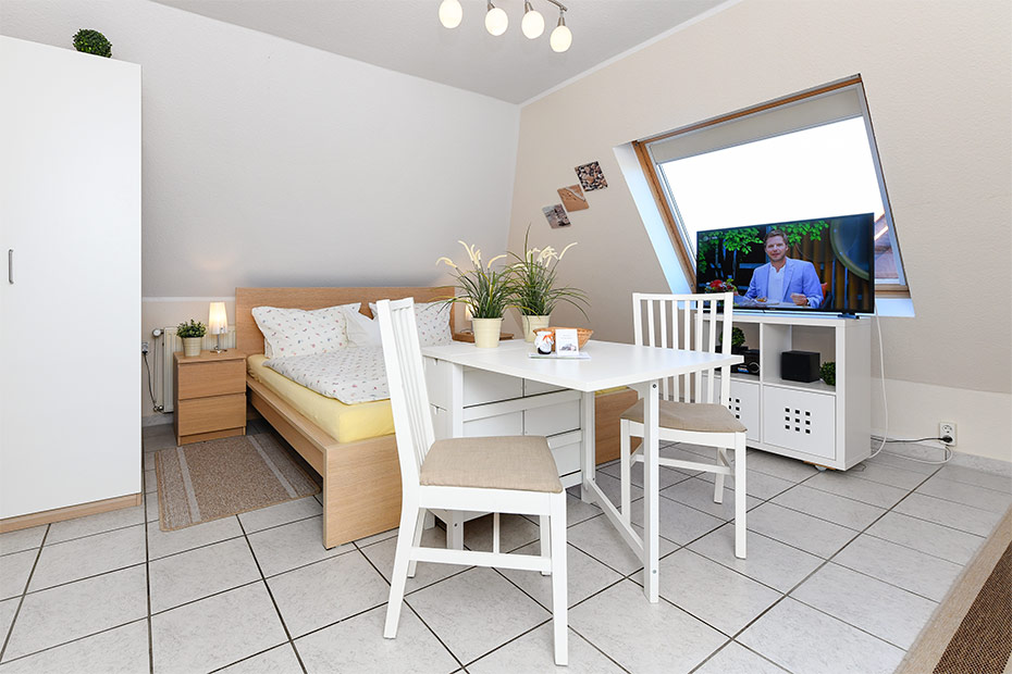 Apartment „Wangerooge“ - Wohn- und Schlafraum mit integriertem Küchenbereich