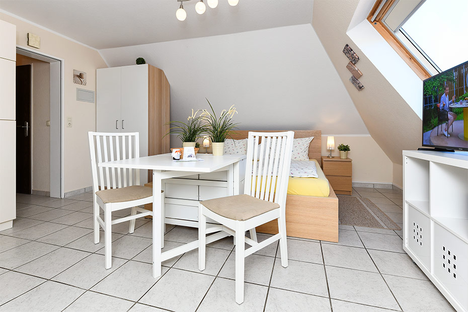 Apartment „Wangerooge“ - Wohn- und Schlafraum mit integriertem Küchenbereich