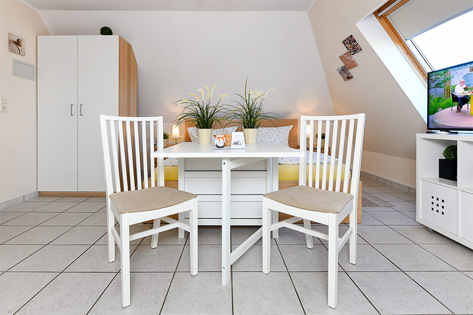 Apartment „Wangerooge“ - Wohn- und Schlafraum mit integriertem Küchenbereich