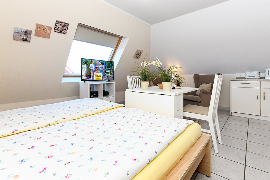 Apartment „Wangerooge“ - Wohn- und Schlafraum mit integriertem Küchenbereich