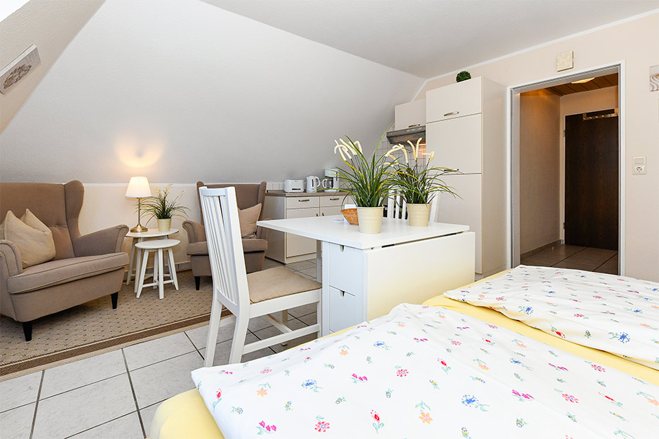 Apartment „Wangerooge“ - Wohn- und Schlafraum mit integriertem Küchenbereich