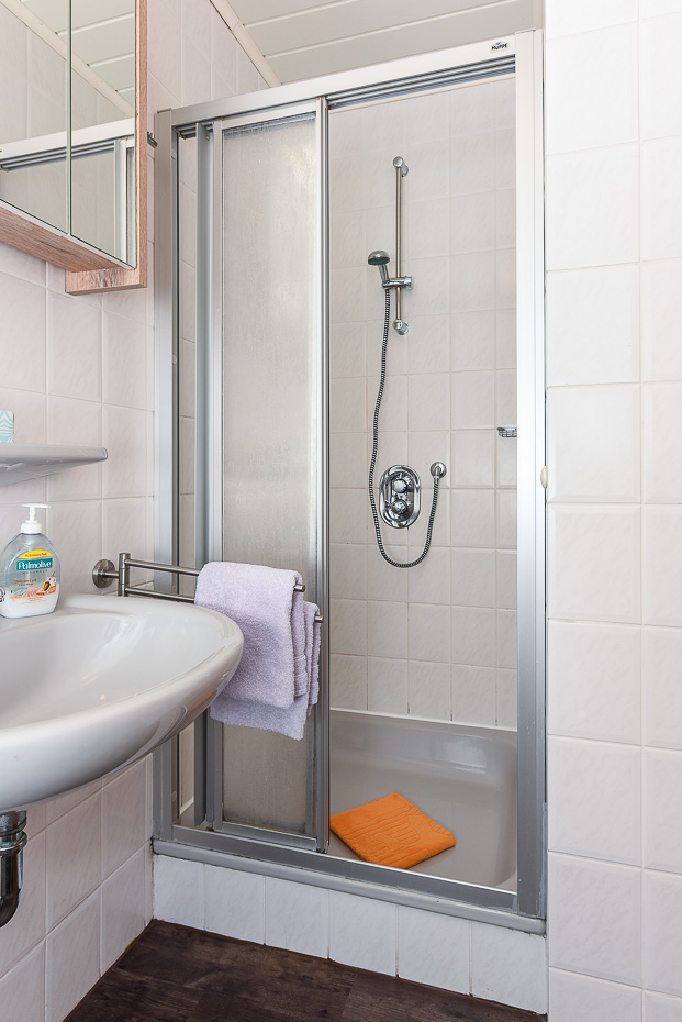 Ferienhaus „Sonny“ - Badezimmer im Erdgeschoss