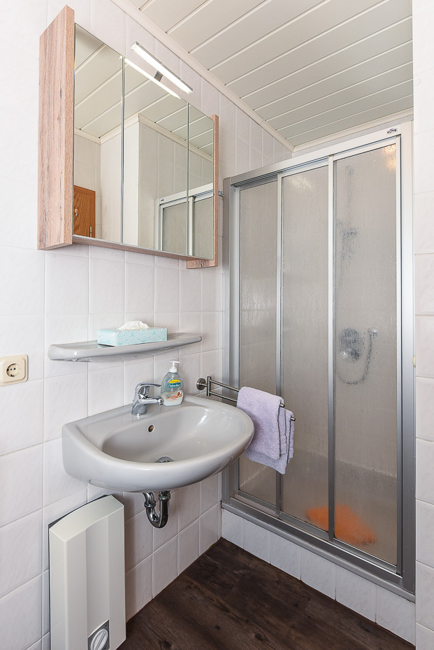 Ferienhaus „Sonny“ - Badezimmer im Erdgeschoss