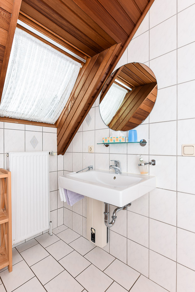 Ferienhaus „Sonny“ - Badezimmer im Obergeschoss
