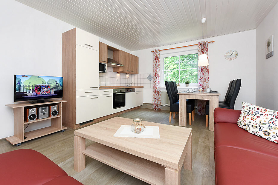 Ferienwohnung „Norden“ - Wohnzimmer mit integriertem Küchenbereich