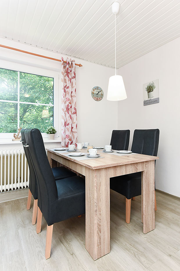 Ferienwohnung „Norden“ - Wohnzimmer mit integriertem Küchenbereich