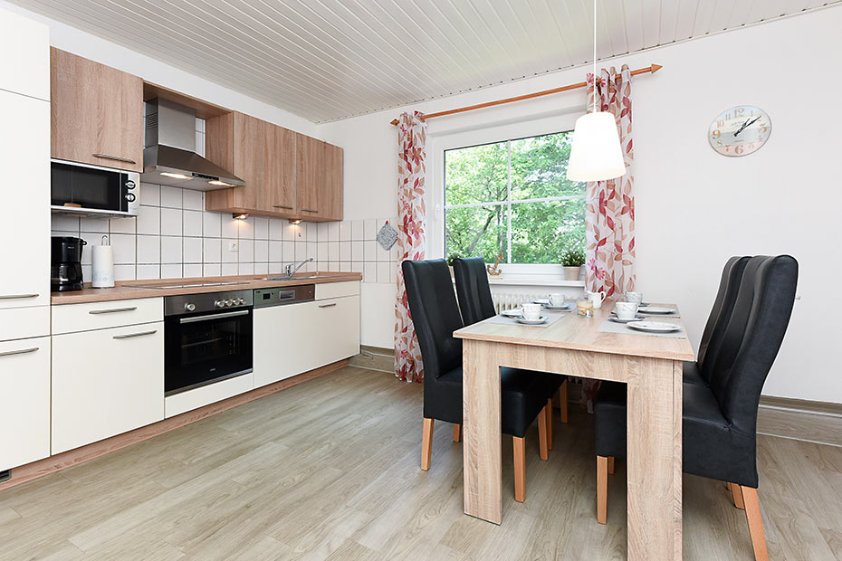 Ferienwohnung „Norden“ - Wohnzimmer mit integriertem Küchenbereich