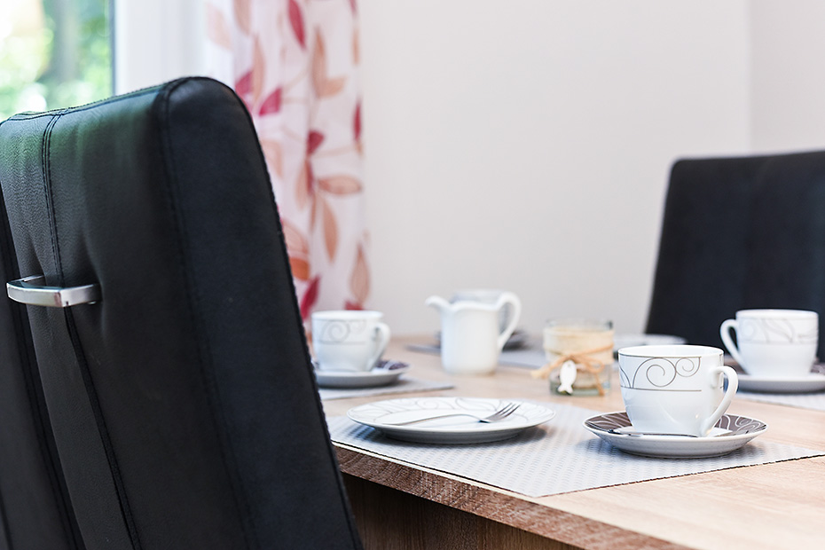 Ferienwohnung „Norden“ - Wohnzimmer mit integriertem Küchenbereich