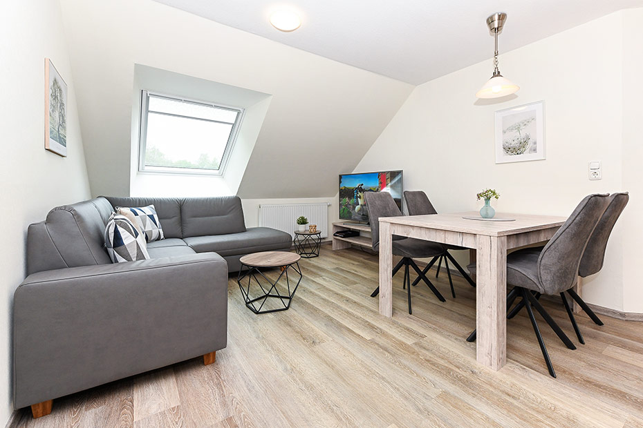 Ferienwohnung „Osten“ - Wohnzimmer mit integriertem Küchenbereich