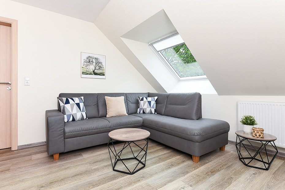 Ferienwohnung „Osten“ - Wohnzimmer mit integriertem Küchenbereich