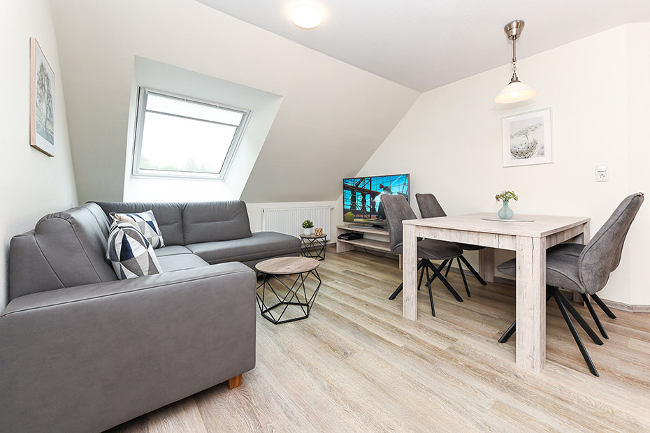 Ferienwohnung „Osten“ - Wohnzimmer mit integriertem Küchenbereich