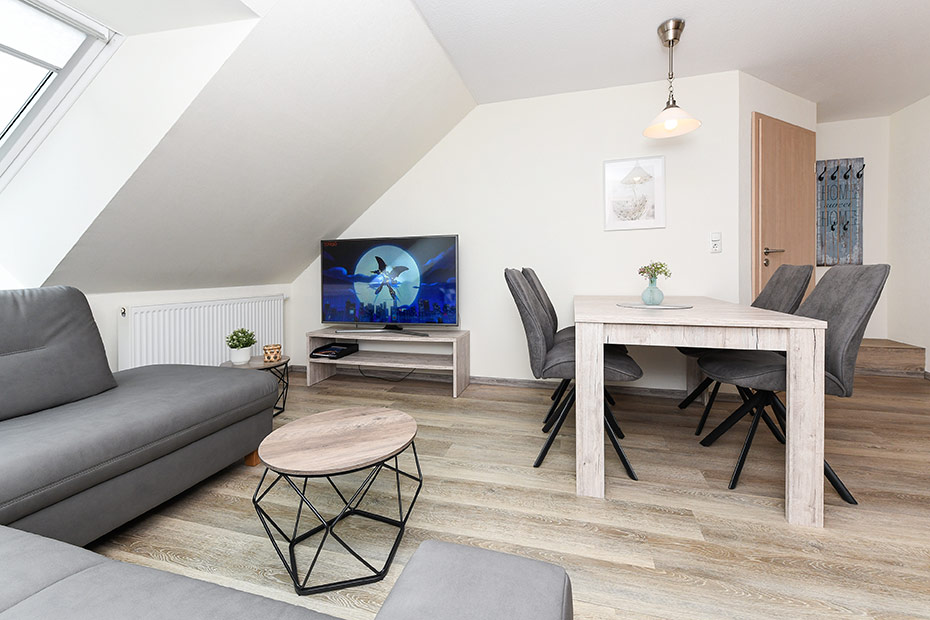 Ferienwohnung „Osten“ - Wohnzimmer mit integriertem Küchenbereich