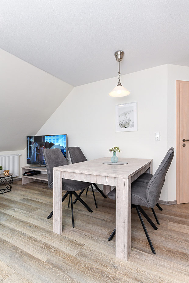 Ferienwohnung „Osten“ - Wohnzimmer mit integriertem Küchenbereich