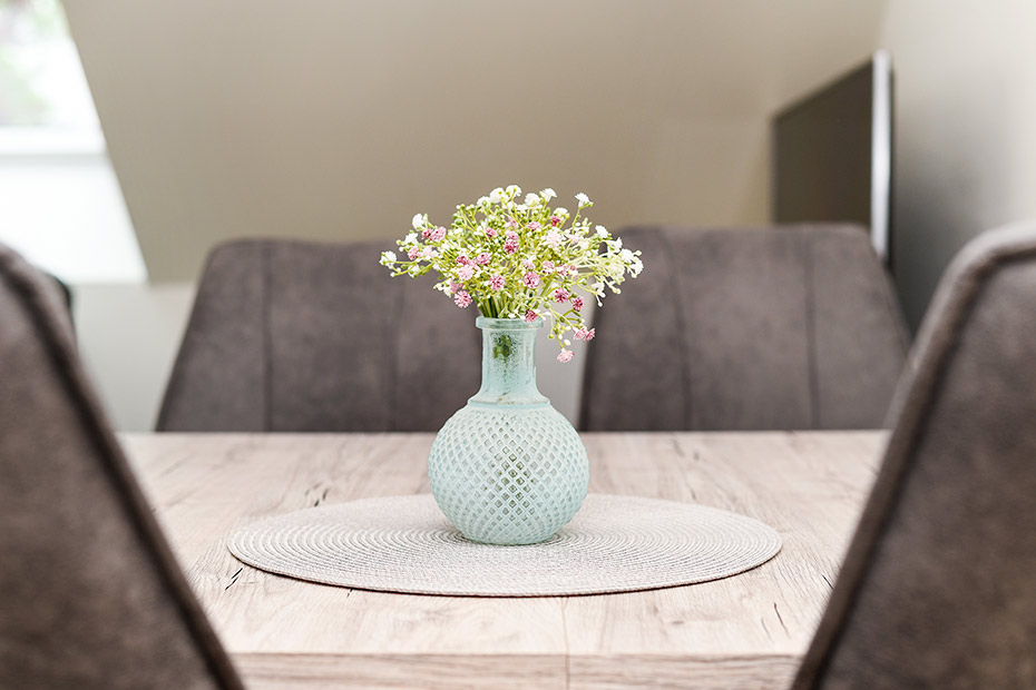 Ferienwohnung „Osten“ - Wohnzimmer mit integriertem Küchenbereich