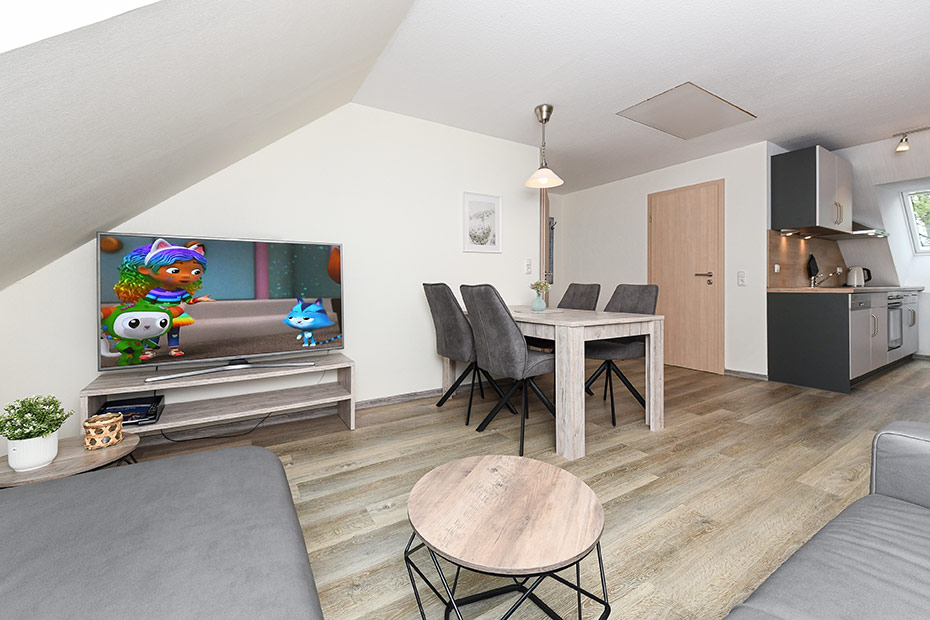 Ferienwohnung „Osten“ - Wohnzimmer mit integriertem Küchenbereich