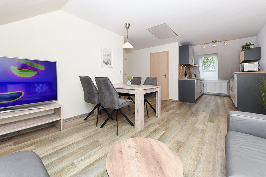 Ferienwohnung „Osten“ - Wohnzimmer mit integriertem Küchenbereich