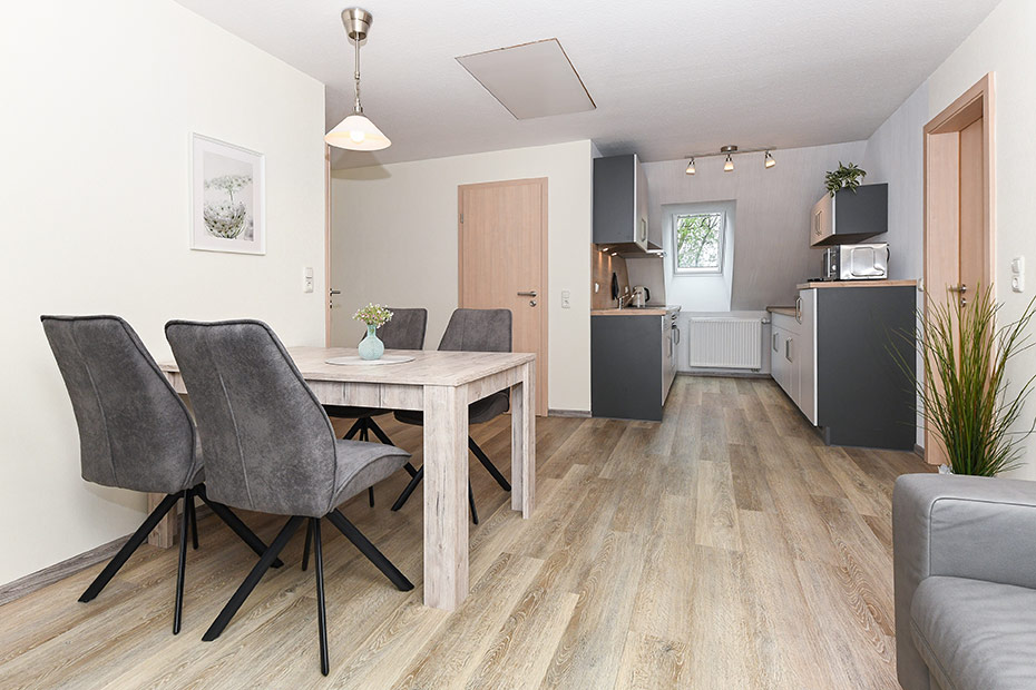 Ferienwohnung „Osten“ - Wohnzimmer mit integriertem Küchenbereich