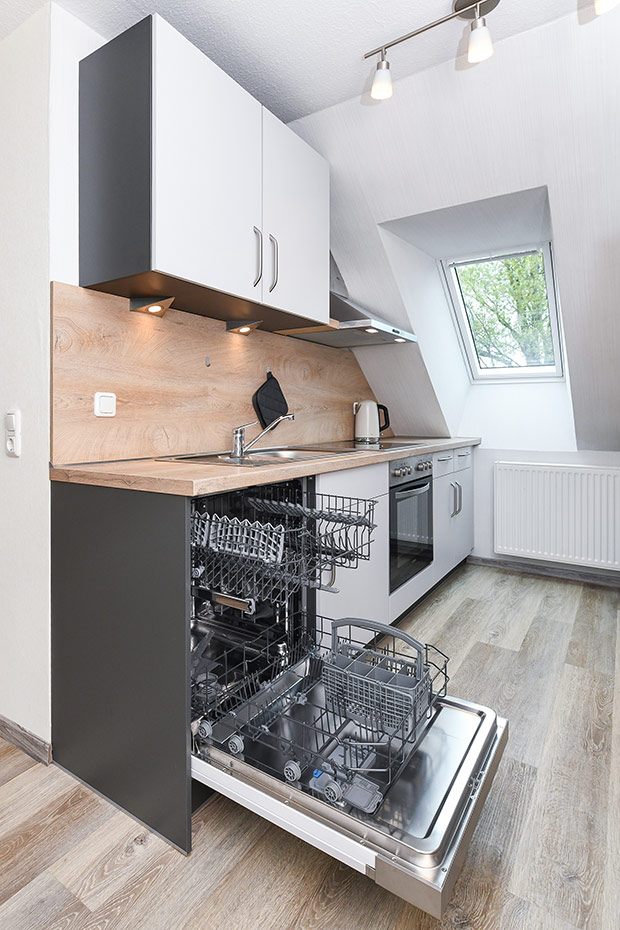 Ferienwohnung „Osten“ - Wohnzimmer mit integriertem Küchenbereich