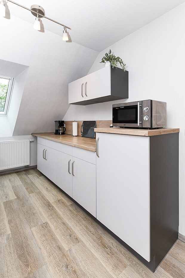Ferienwohnung „Osten“ - Wohnzimmer mit integriertem Küchenbereich
