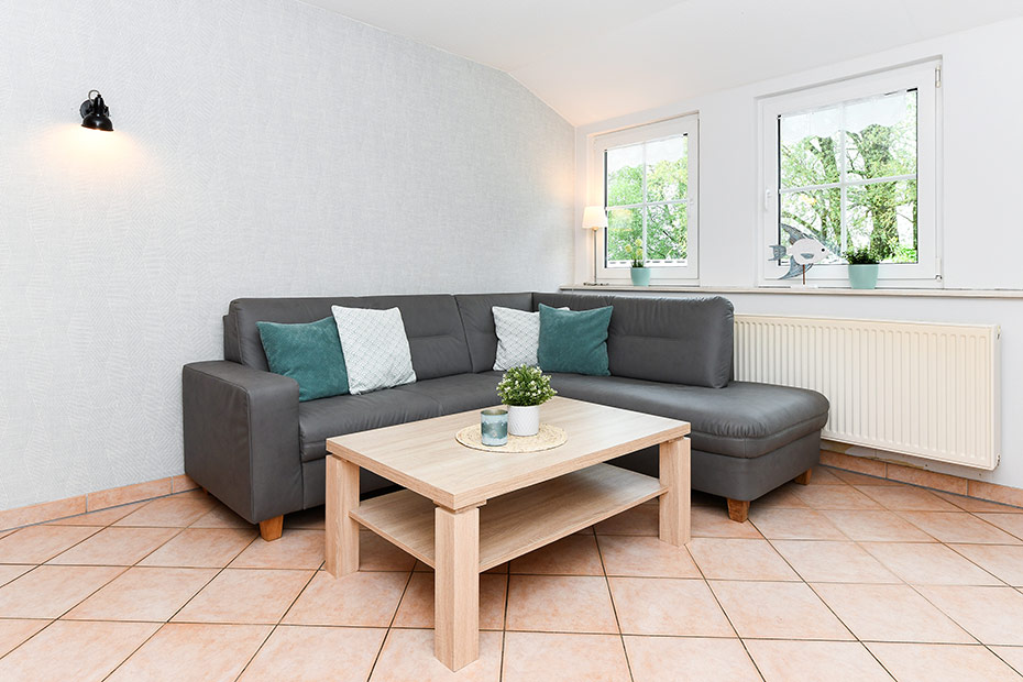 Ferienwohnung „Westen“ - Wohnzimmer mit integriertem Küchenbereich