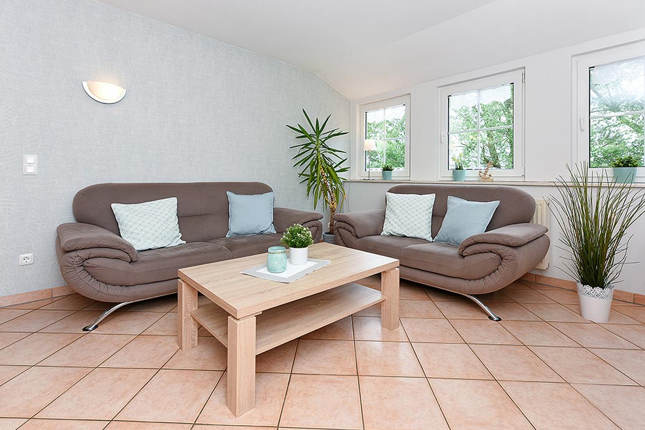 Ferienwohnung „Westen“ - Wohnzimmer mit integriertem Küchenbereich