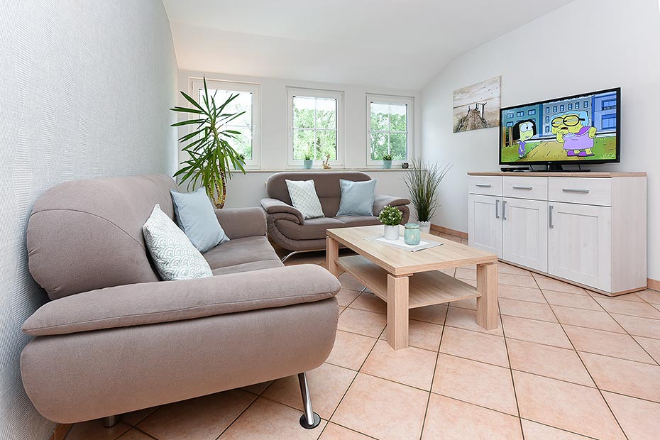 Ferienwohnung „Westen“ - Wohnzimmer mit integriertem Küchenbereich