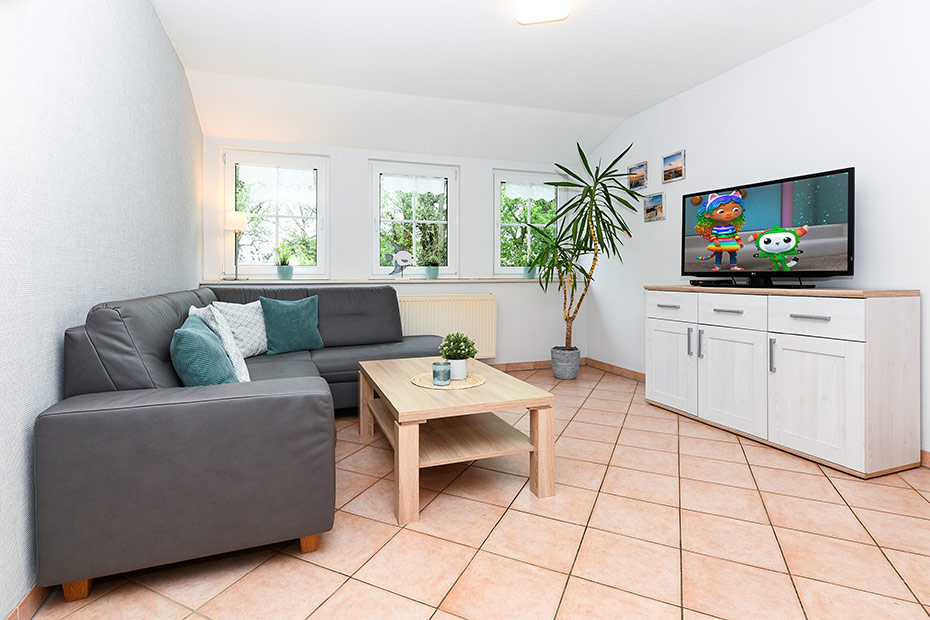 Ferienwohnung „Westen“ - Wohnzimmer mit integriertem Küchenbereich
