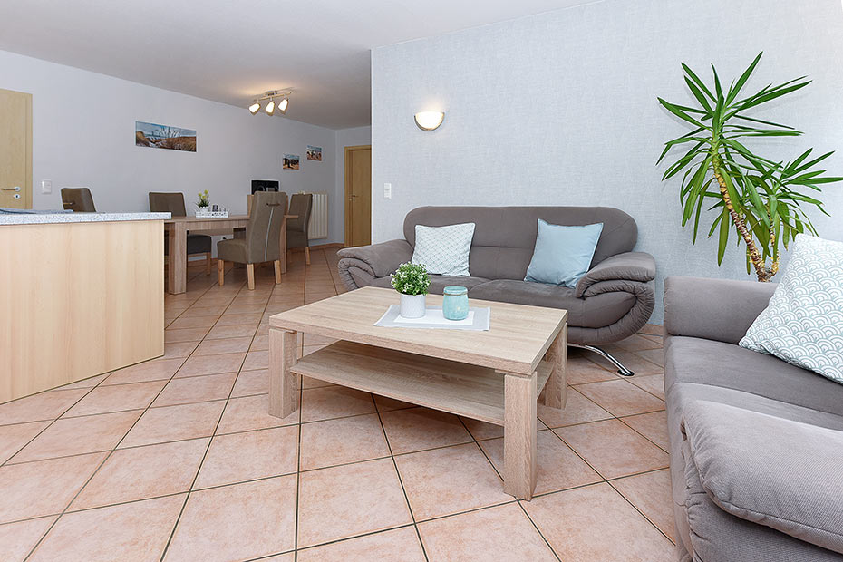 Ferienwohnung „Westen“ - Wohnzimmer mit integriertem Küchenbereich