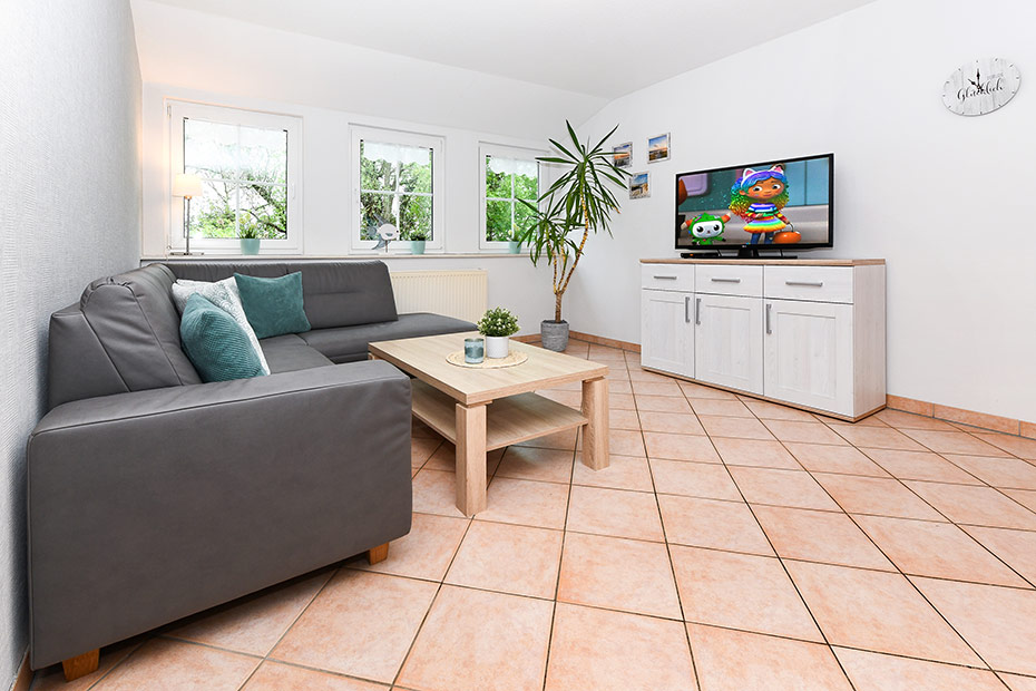 Ferienwohnung „Westen“ - Wohnzimmer mit integriertem Küchenbereich