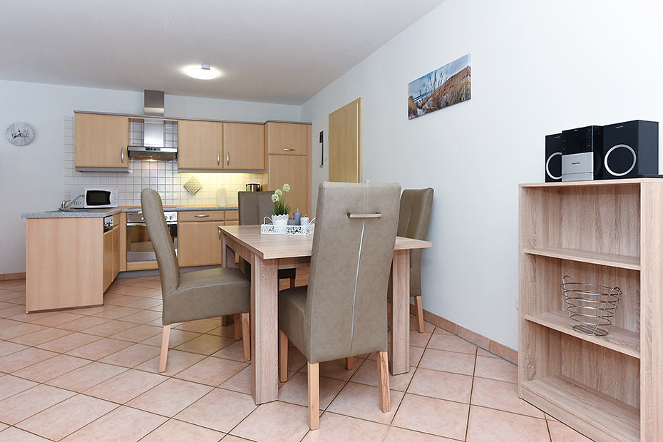 Ferienwohnung „Westen“ - Wohnzimmer mit integriertem Küchenbereich