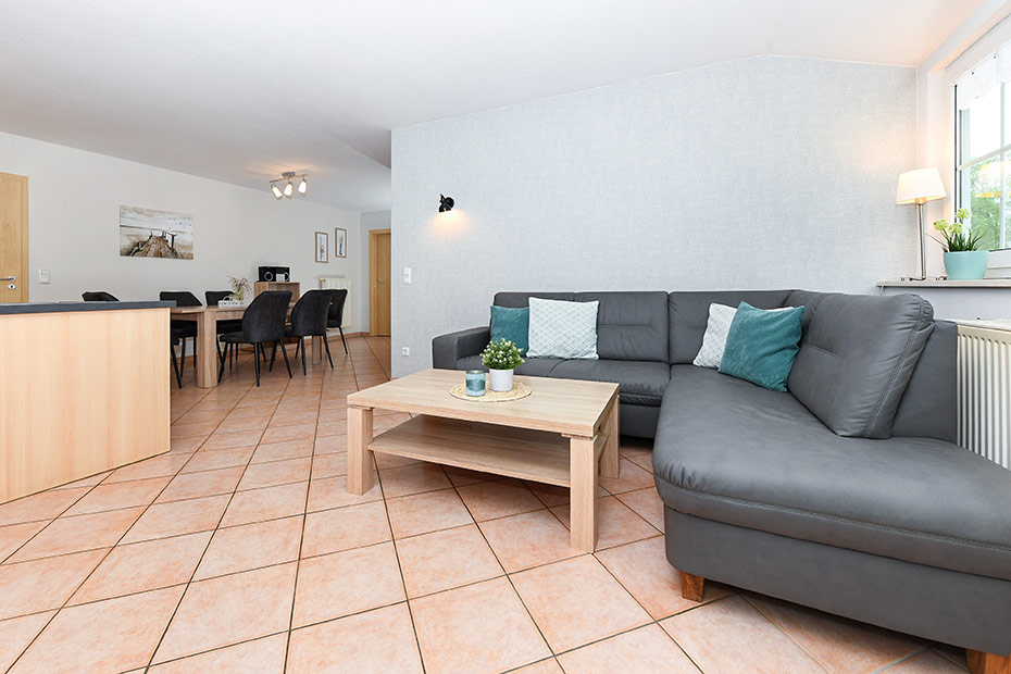 Ferienwohnung „Westen“ - Wohnzimmer mit integriertem Küchenbereich