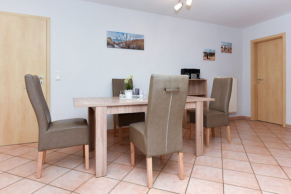 Ferienwohnung „Westen“ - Wohnzimmer mit integriertem Küchenbereich