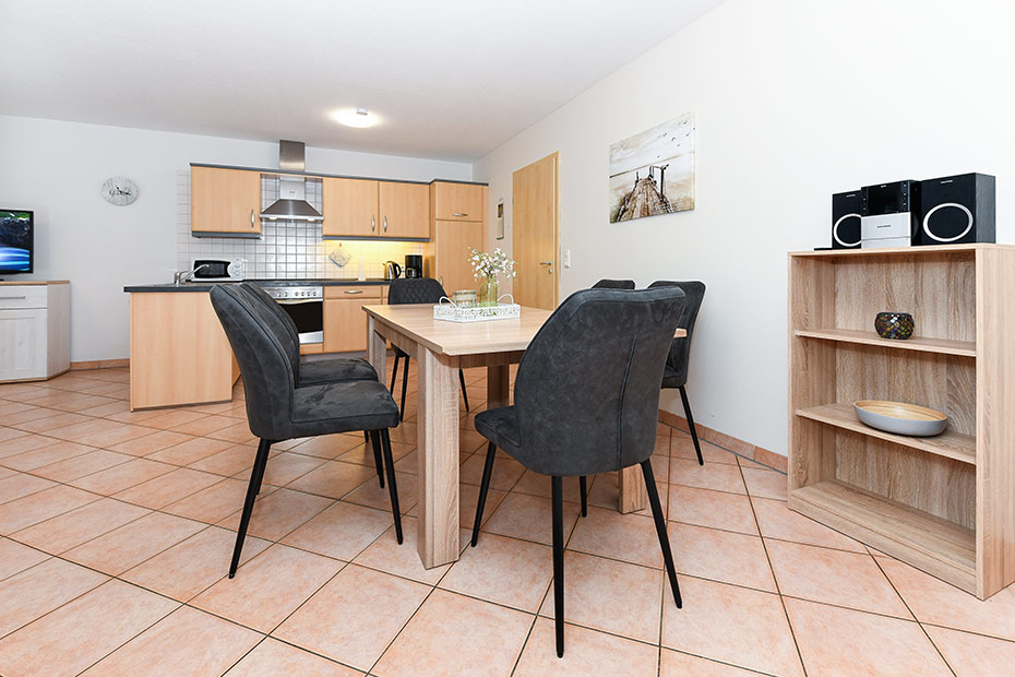 Ferienwohnung „Westen“ - Wohnzimmer mit integriertem Küchenbereich