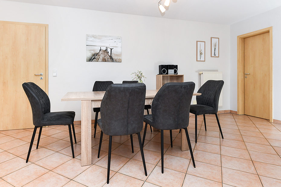 Ferienwohnung „Westen“ - Wohnzimmer mit integriertem Küchenbereich