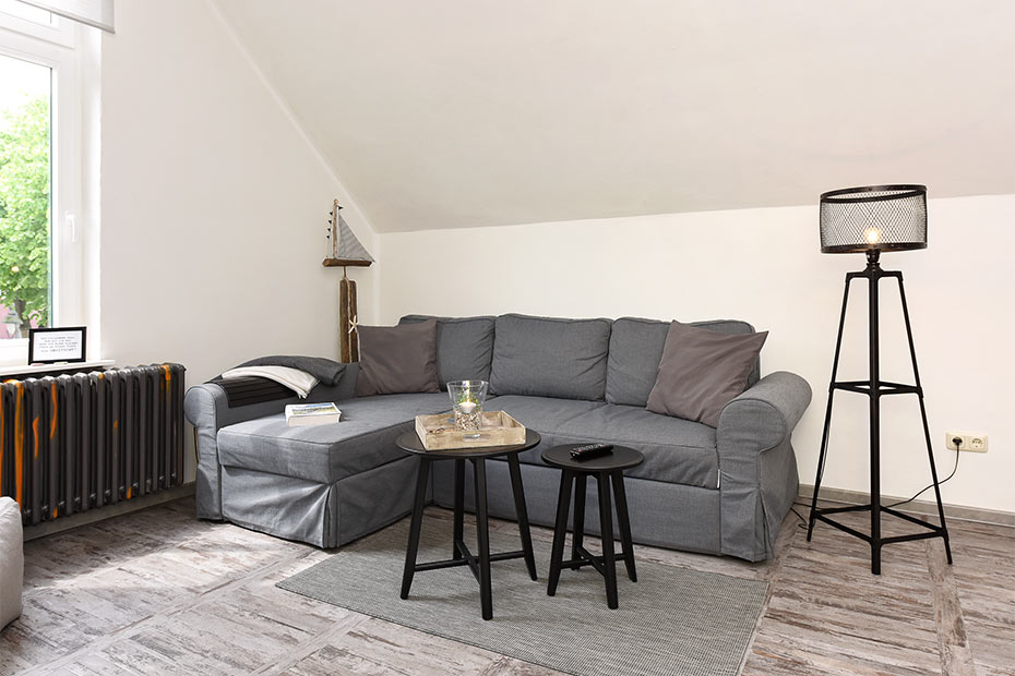 Ferienwohnung „Liegeplatz #1“ - Wohnzimmer mit integriertem Küchenbereich