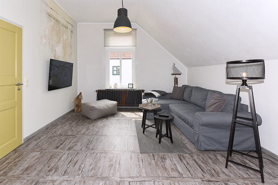 Ferienwohnung „Liegeplatz #1“ - Wohnzimmer mit integriertem Küchenbereich