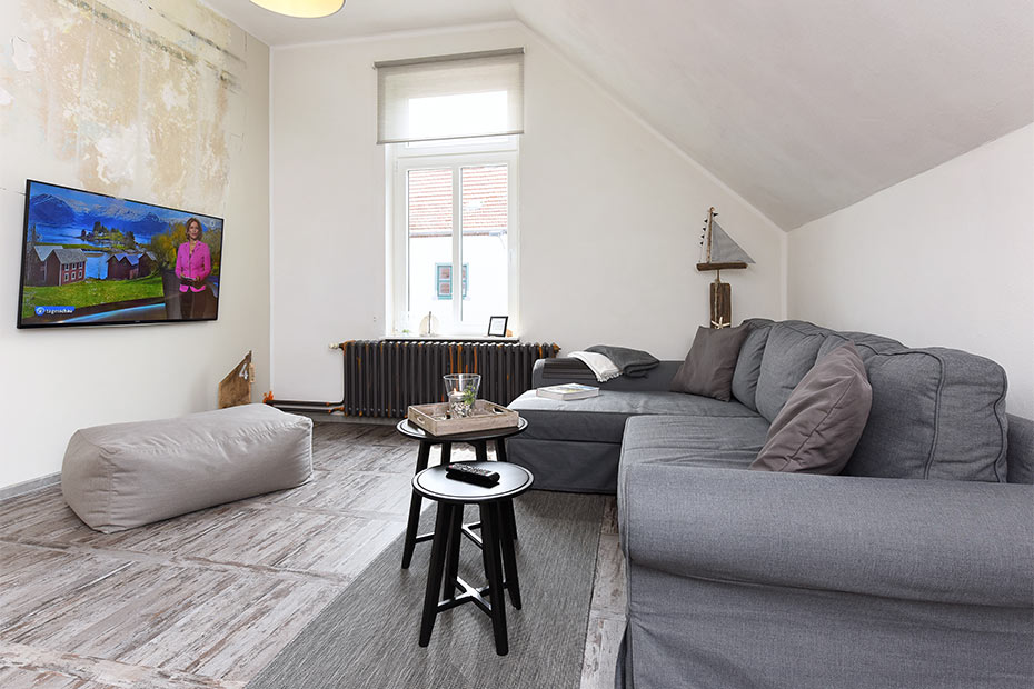 Ferienwohnung „Liegeplatz #1“ - Wohnzimmer mit integriertem Küchenbereich