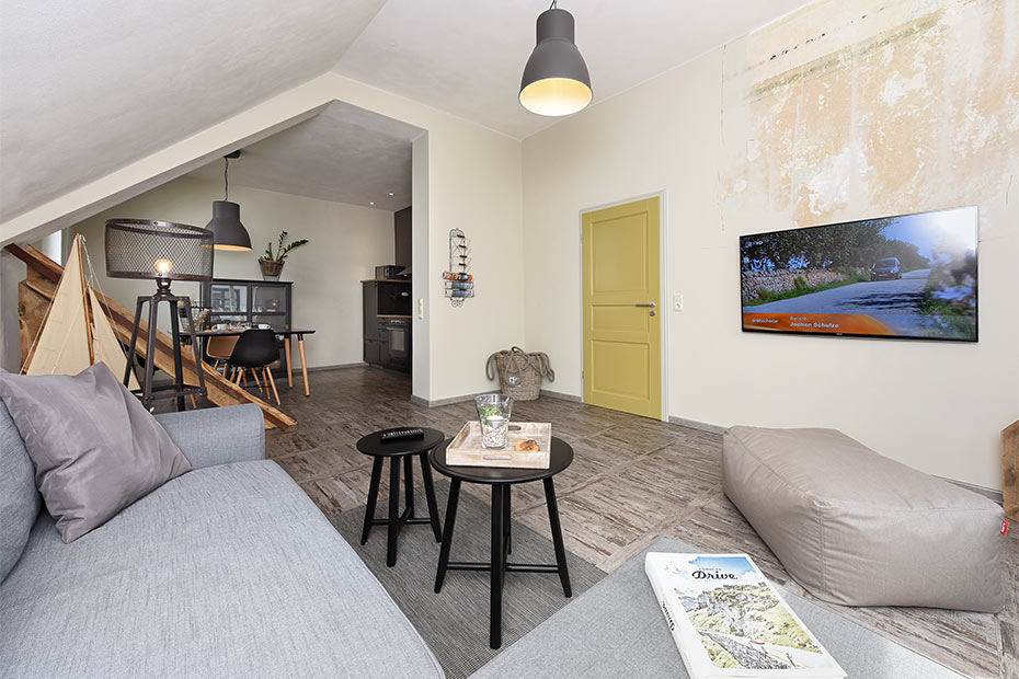 Ferienwohnung „Liegeplatz #1“ - Wohnzimmer mit integriertem Küchenbereich