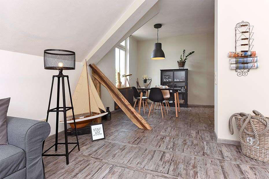 Ferienwohnung „Liegeplatz #1“ - Wohnzimmer mit integriertem Küchenbereich