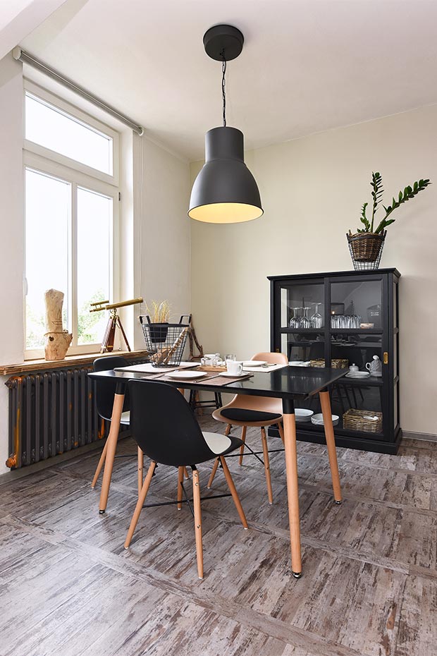 Ferienwohnung „Liegeplatz #1“ - Wohnzimmer mit integriertem Küchenbereich