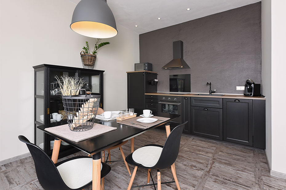 Ferienwohnung „Liegeplatz #1“ - Wohnzimmer mit integriertem Küchenbereich