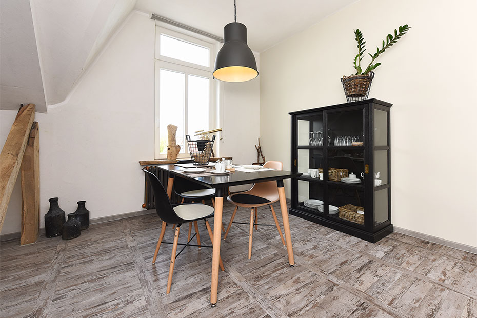 Ferienwohnung „Liegeplatz #1“ - Wohnzimmer mit integriertem Küchenbereich