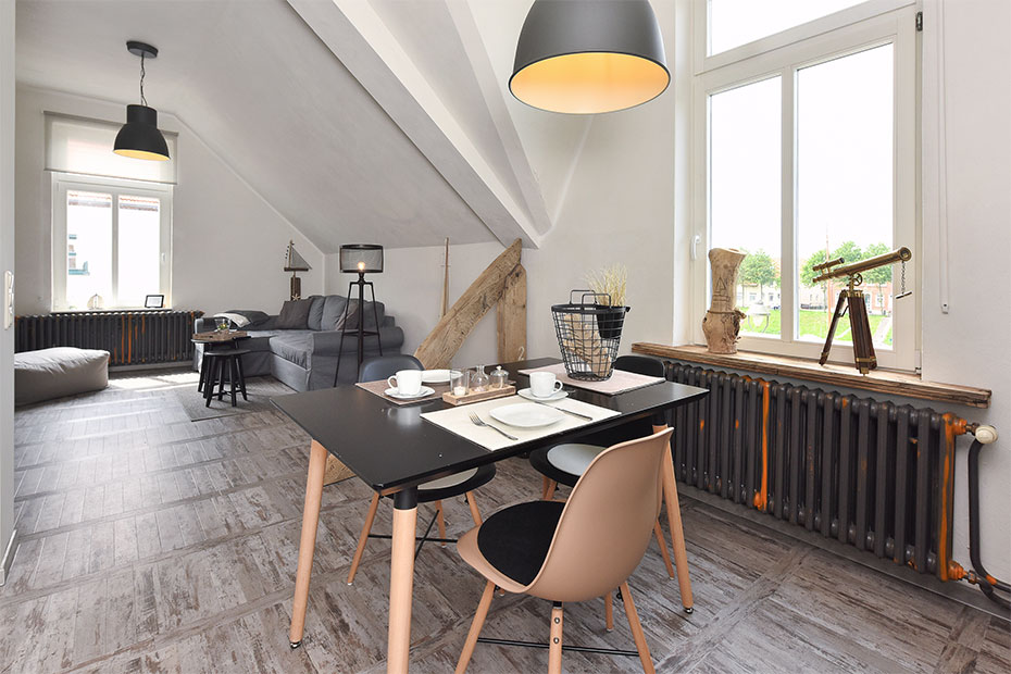 Ferienwohnung „Liegeplatz #1“ - Wohnzimmer mit integriertem Küchenbereich