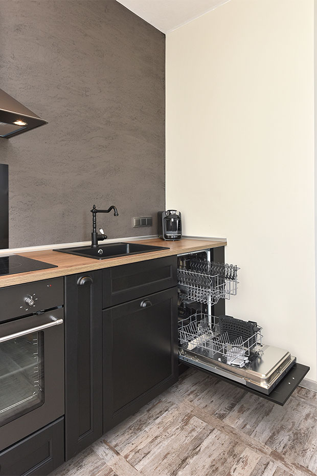 Ferienwohnung „Liegeplatz #1“ - Wohnzimmer mit integriertem Küchenbereich