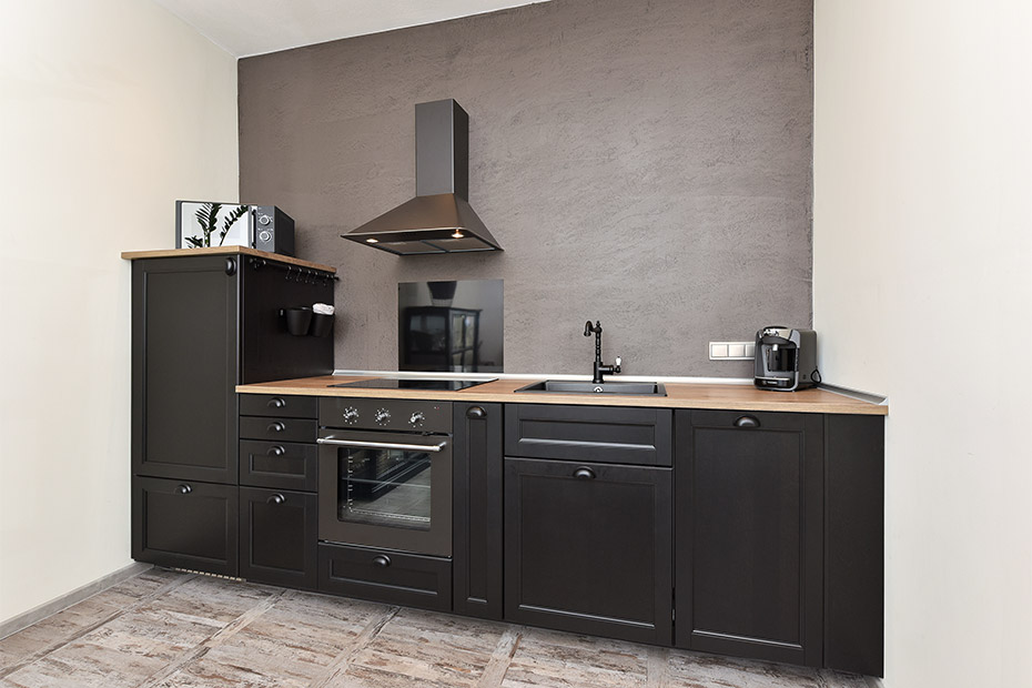 Ferienwohnung „Liegeplatz #1“ - Wohnzimmer mit integriertem Küchenbereich