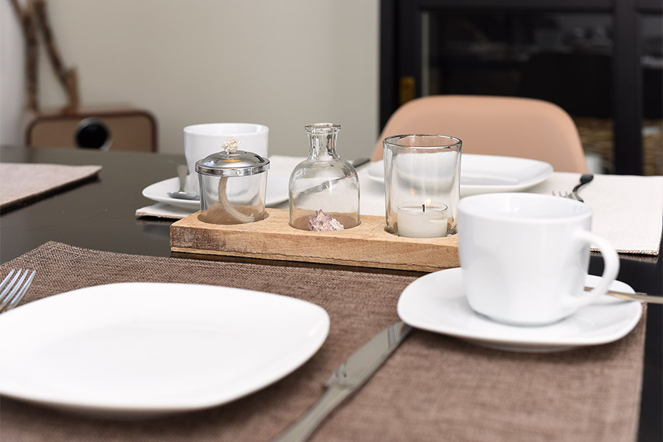 Ferienwohnung „Liegeplatz #1“ - Wohnzimmer mit integriertem Küchenbereich